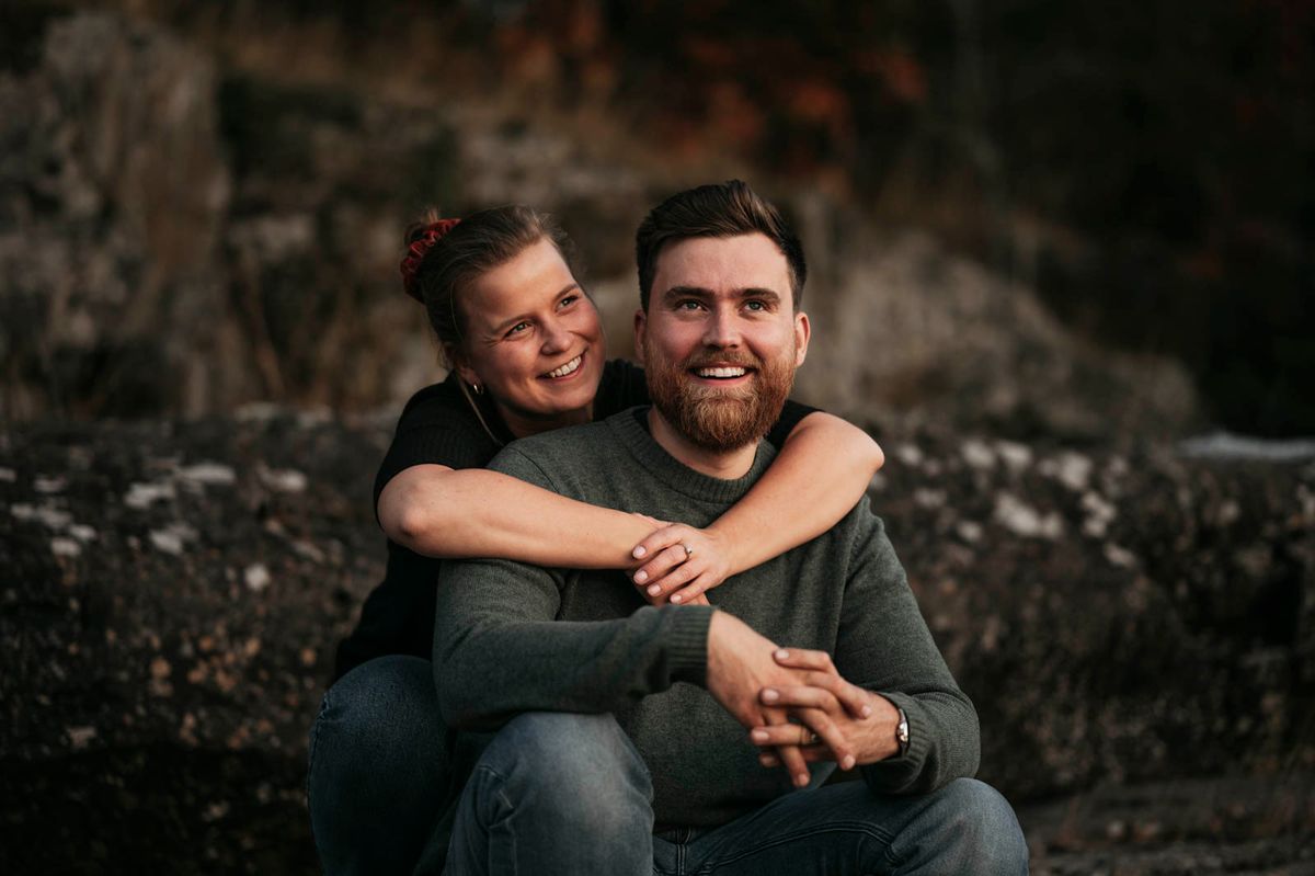 Forlovelsesfotografering i solnedgang om høsten