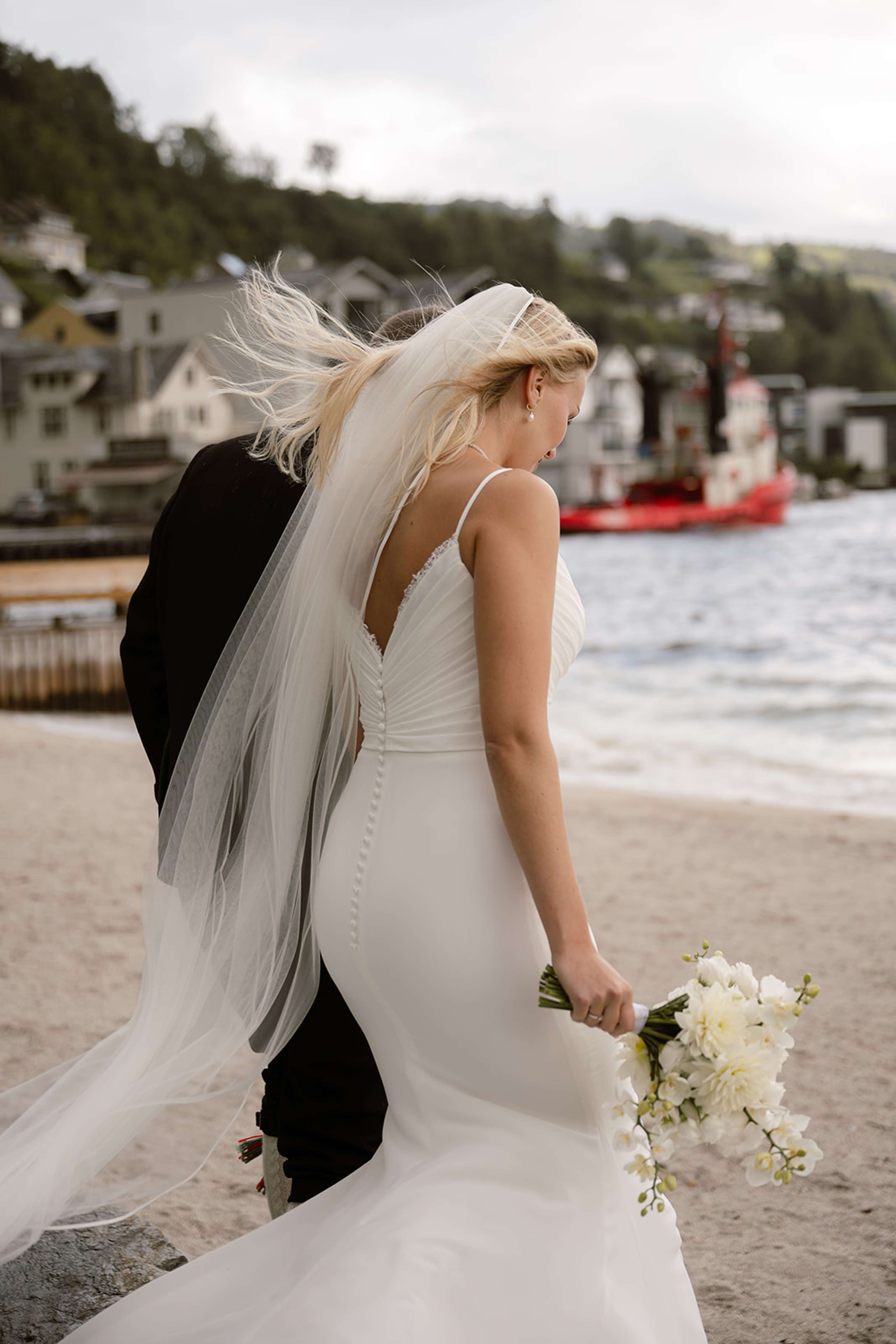 Brudepar i vinden i vakre Hardanger