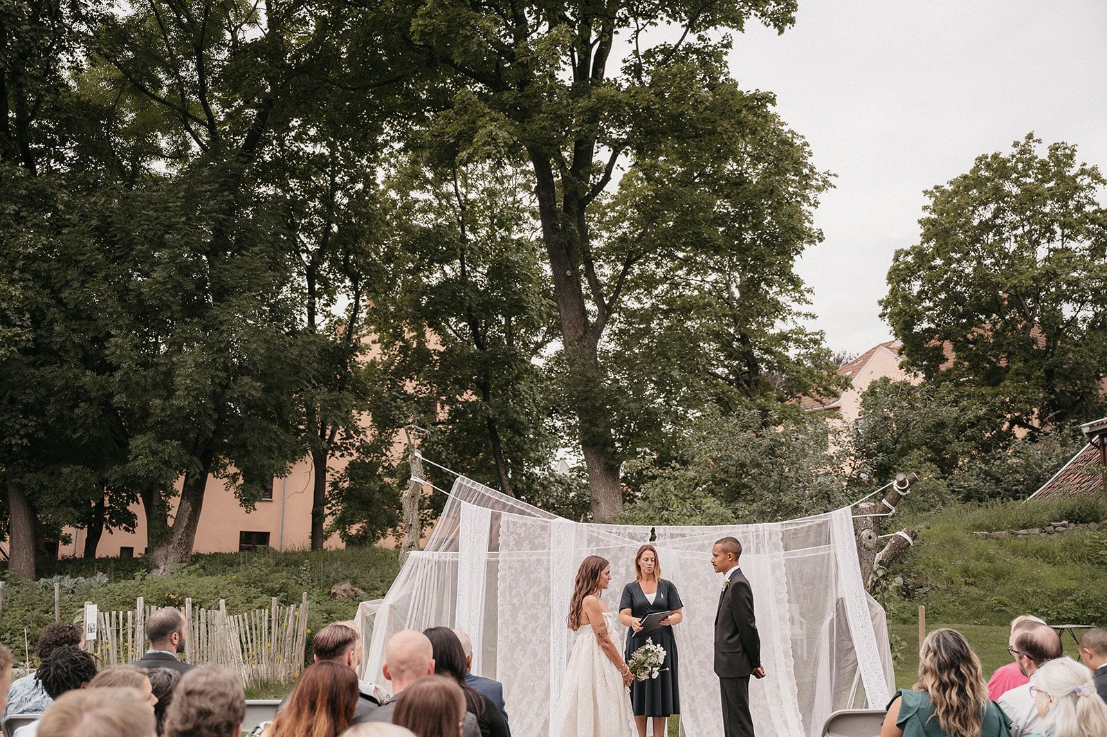 Brudepar som vies på Vøienvolden gård i Oslo