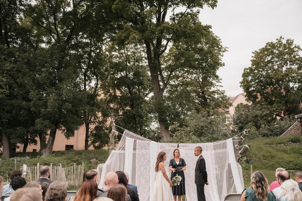Brudepar som vies på Vøienvolden gård i Oslo