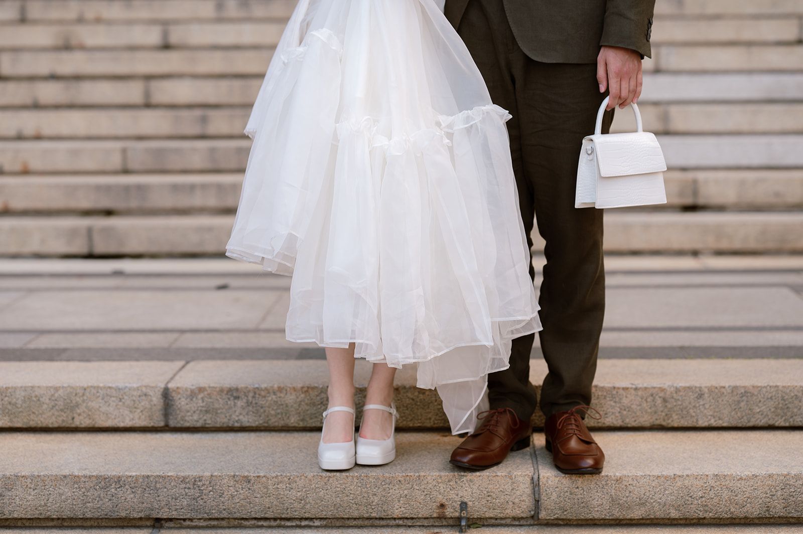 Brudepar på rådhustrappa