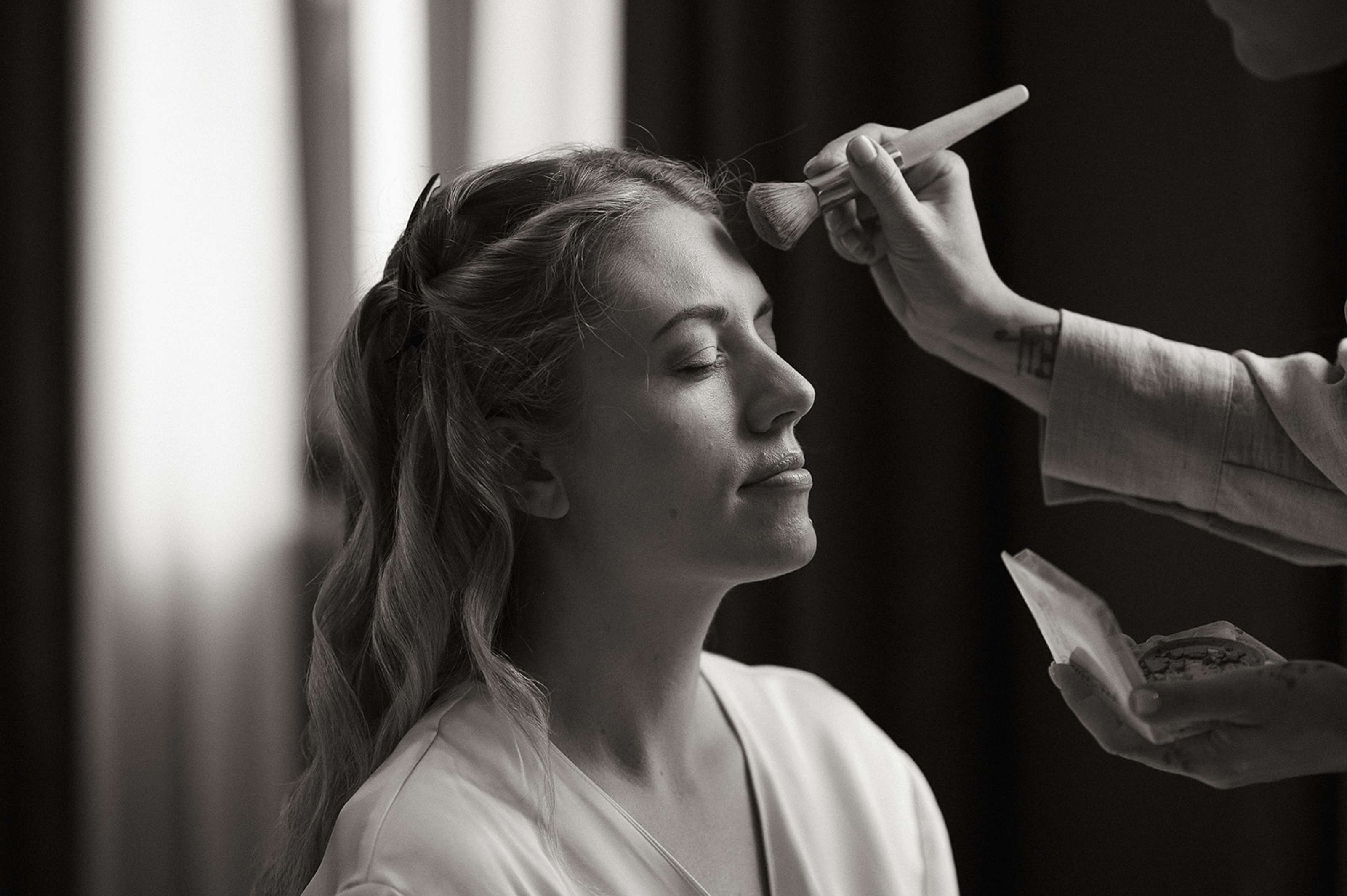 Brud som sminker seg under forberedelsene