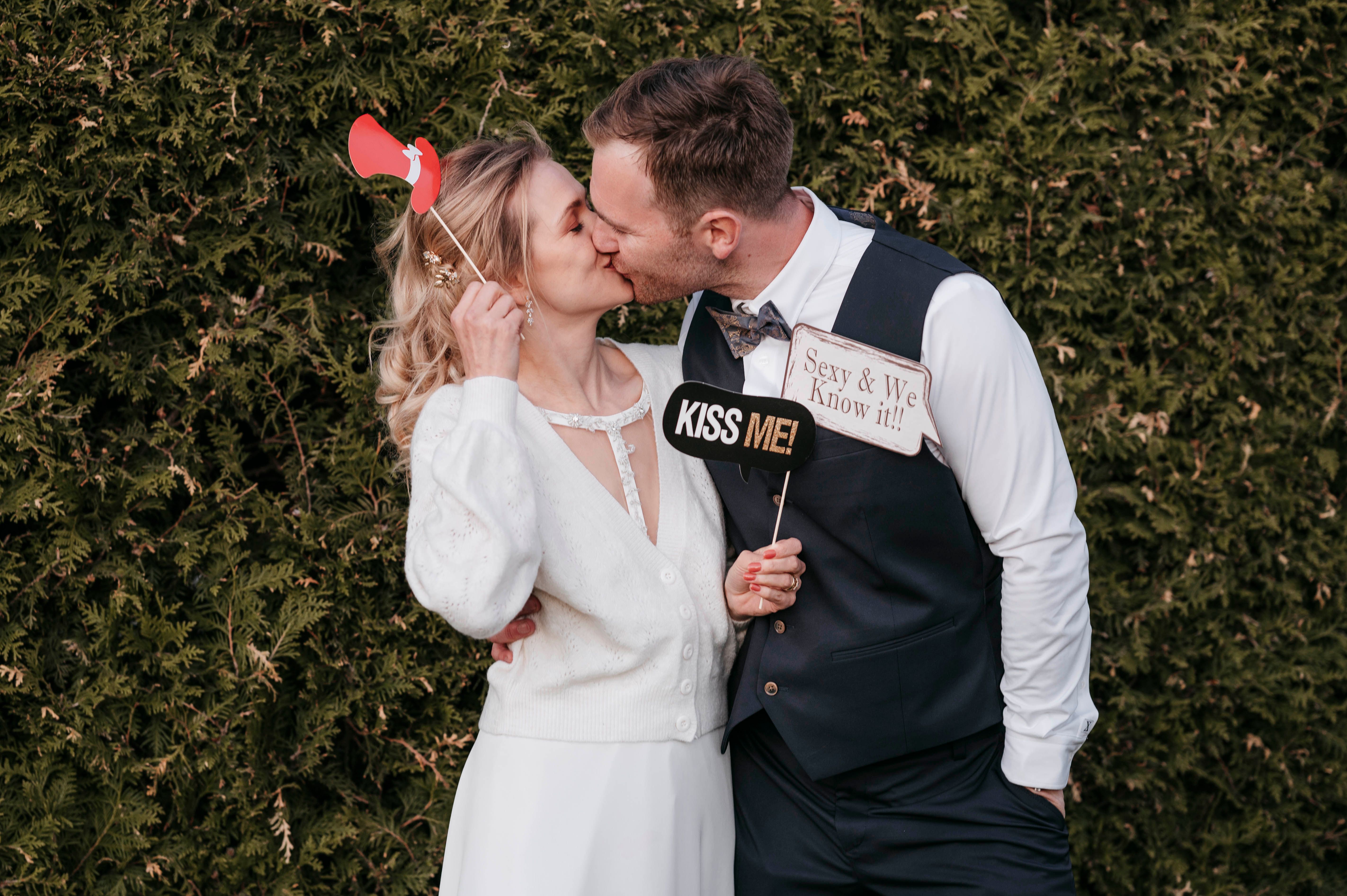 Bryllupsfotografering og kyssende brudepar på bryllupsfest