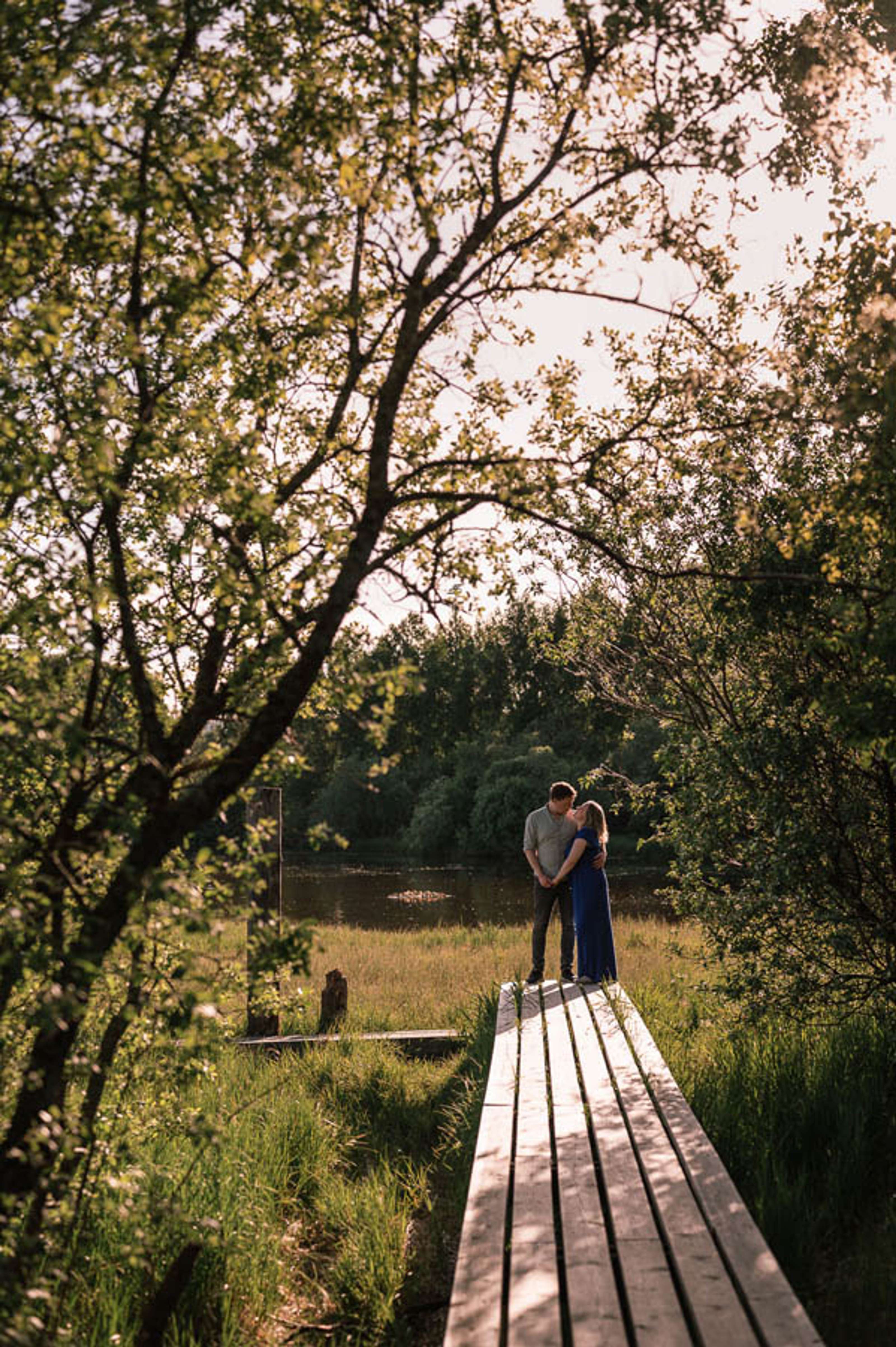 Fotostorie, kjærestepar på en brygge i naturlige omgivelser
