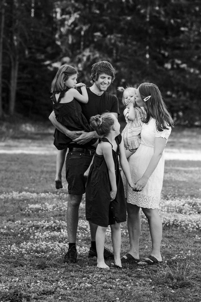 Familiefotografering av Fotostorie Taran Gjøystdal - Familie på fem ute på tur