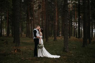 Brudepar i skogen