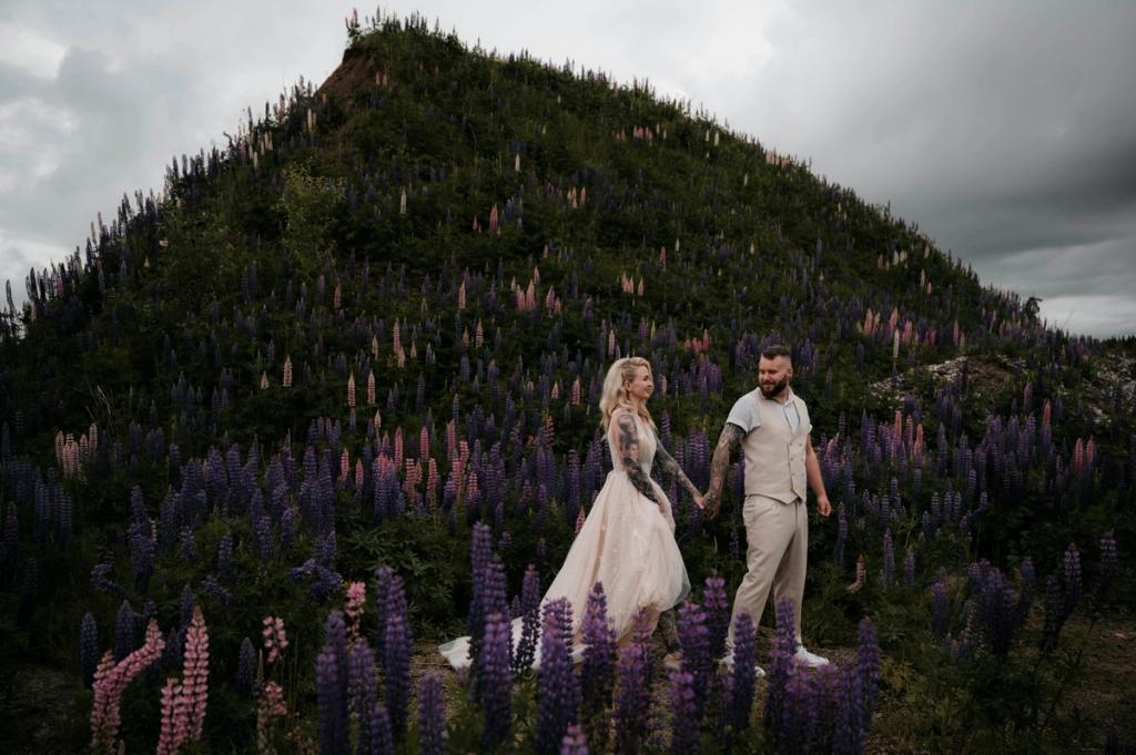 Bryllupsfotograf - Fotostorie - Brudepar i lupineng