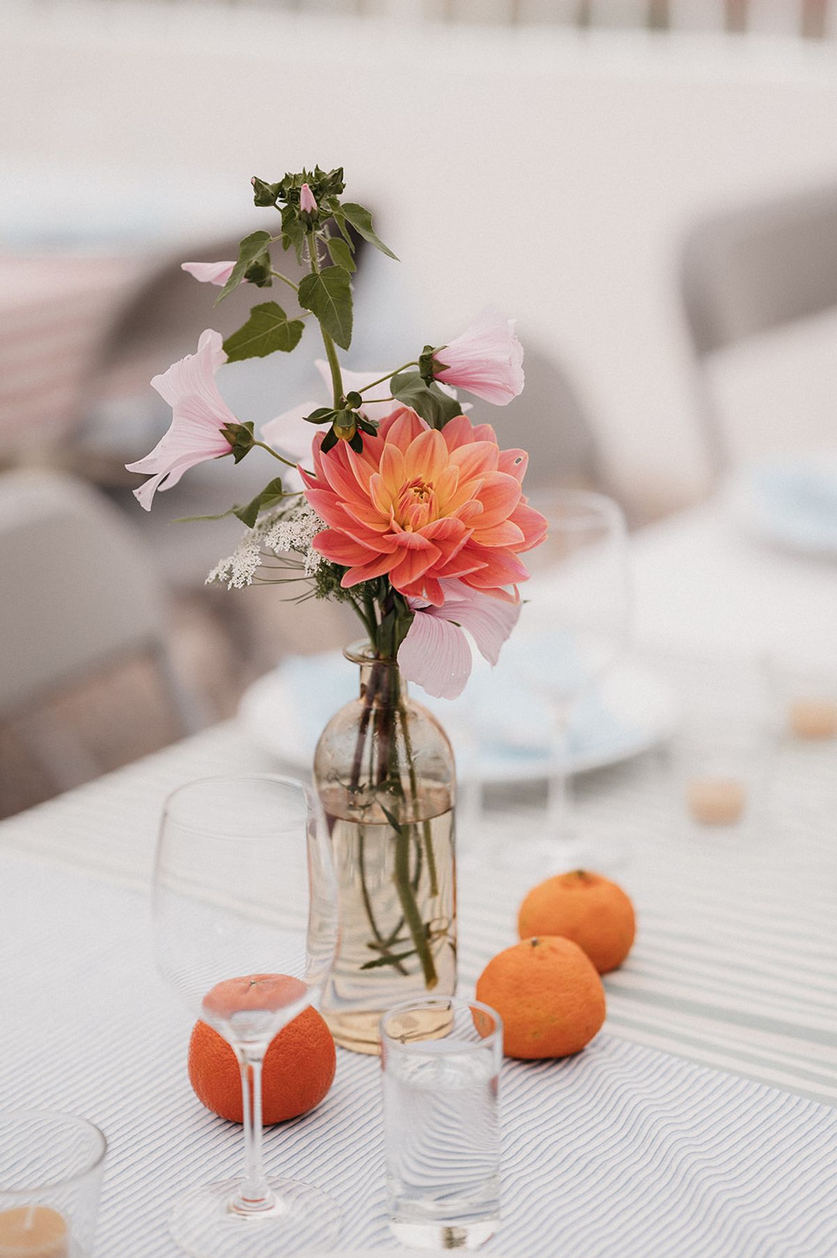 Detaljbilde av blomster på dekket bord