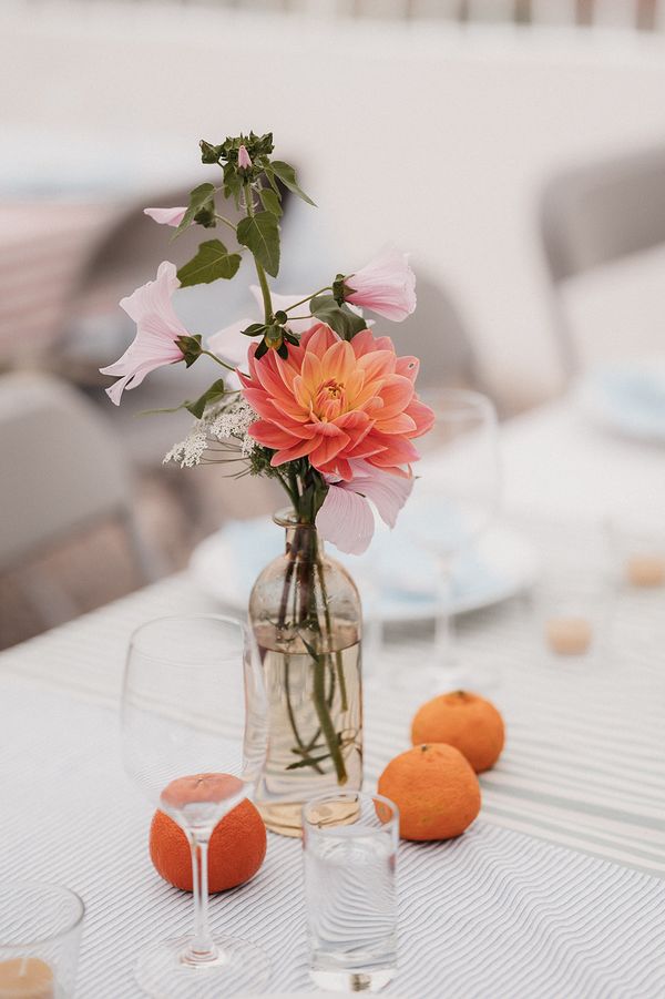 Detaljbilde av blomster på dekket bord