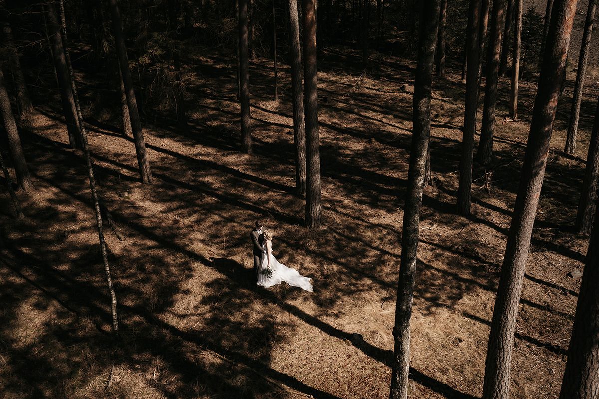 Brudepar i eventyrlig skog