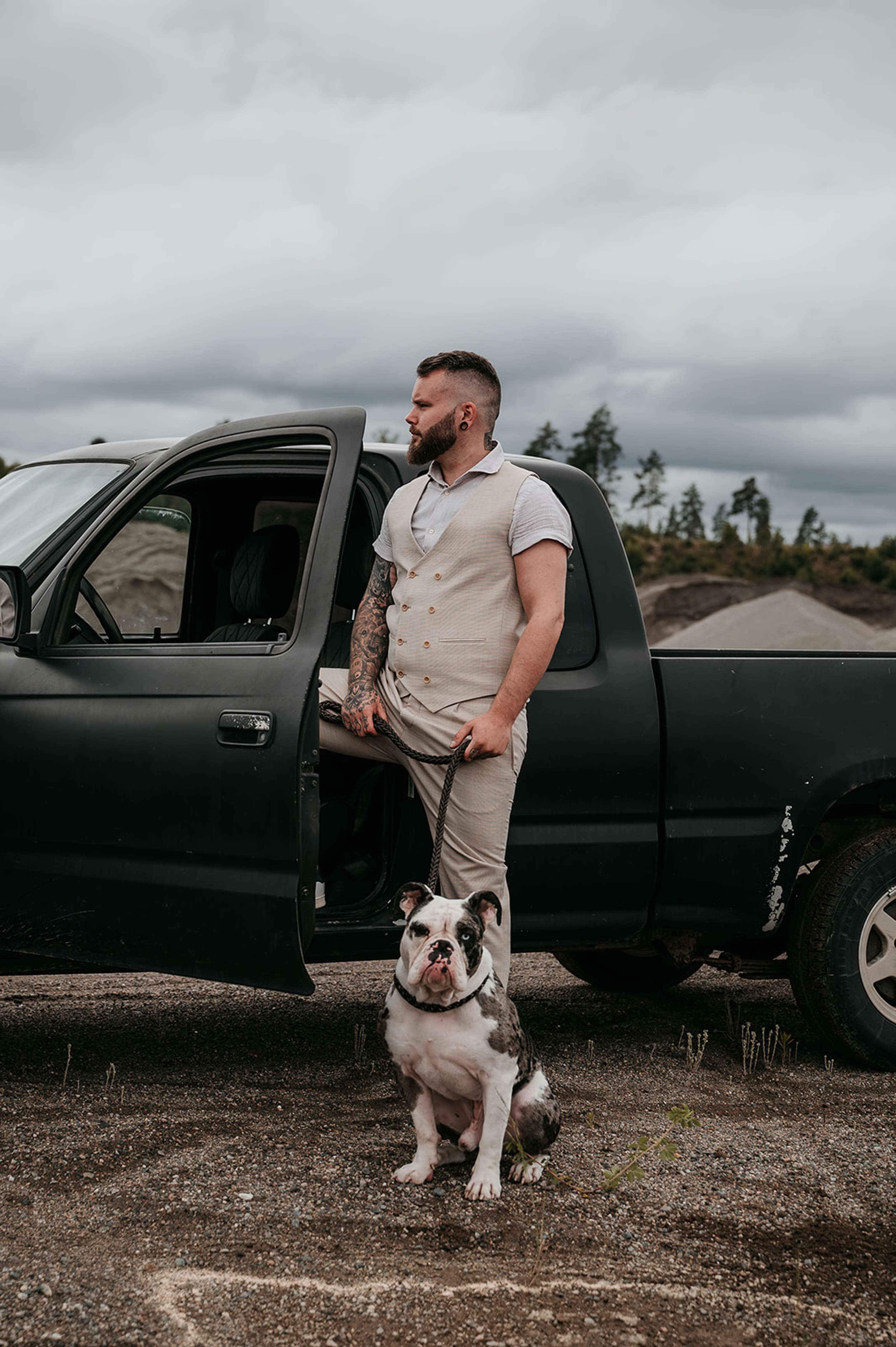 Brudgom med truck og hund