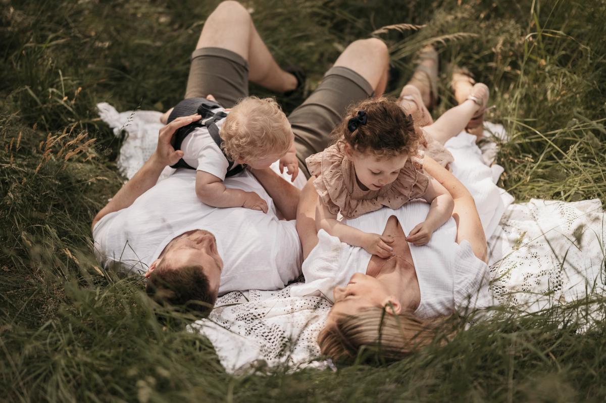 Familiefotografering i blomstereng