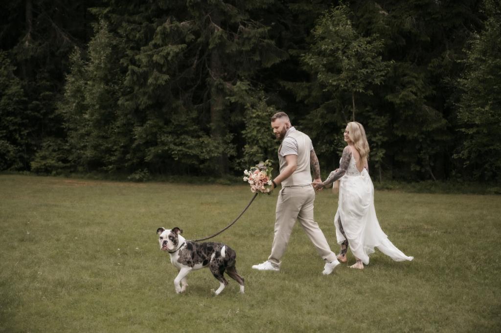 Bryllupsfotografering - Fotostorie - Brudepar går tur med hund