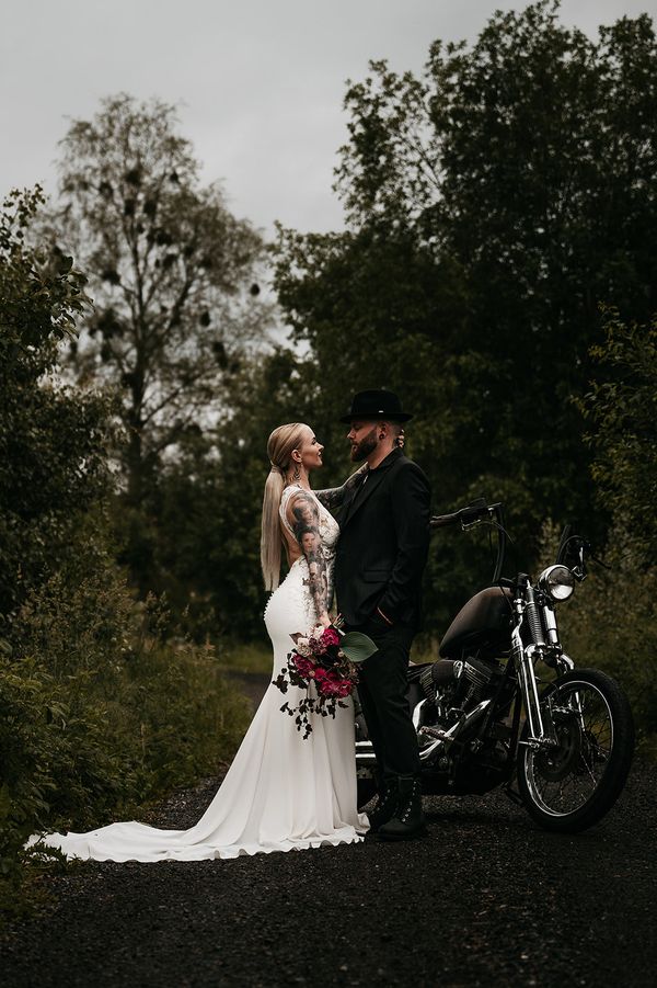 Rocka brudepar med motorsykkel