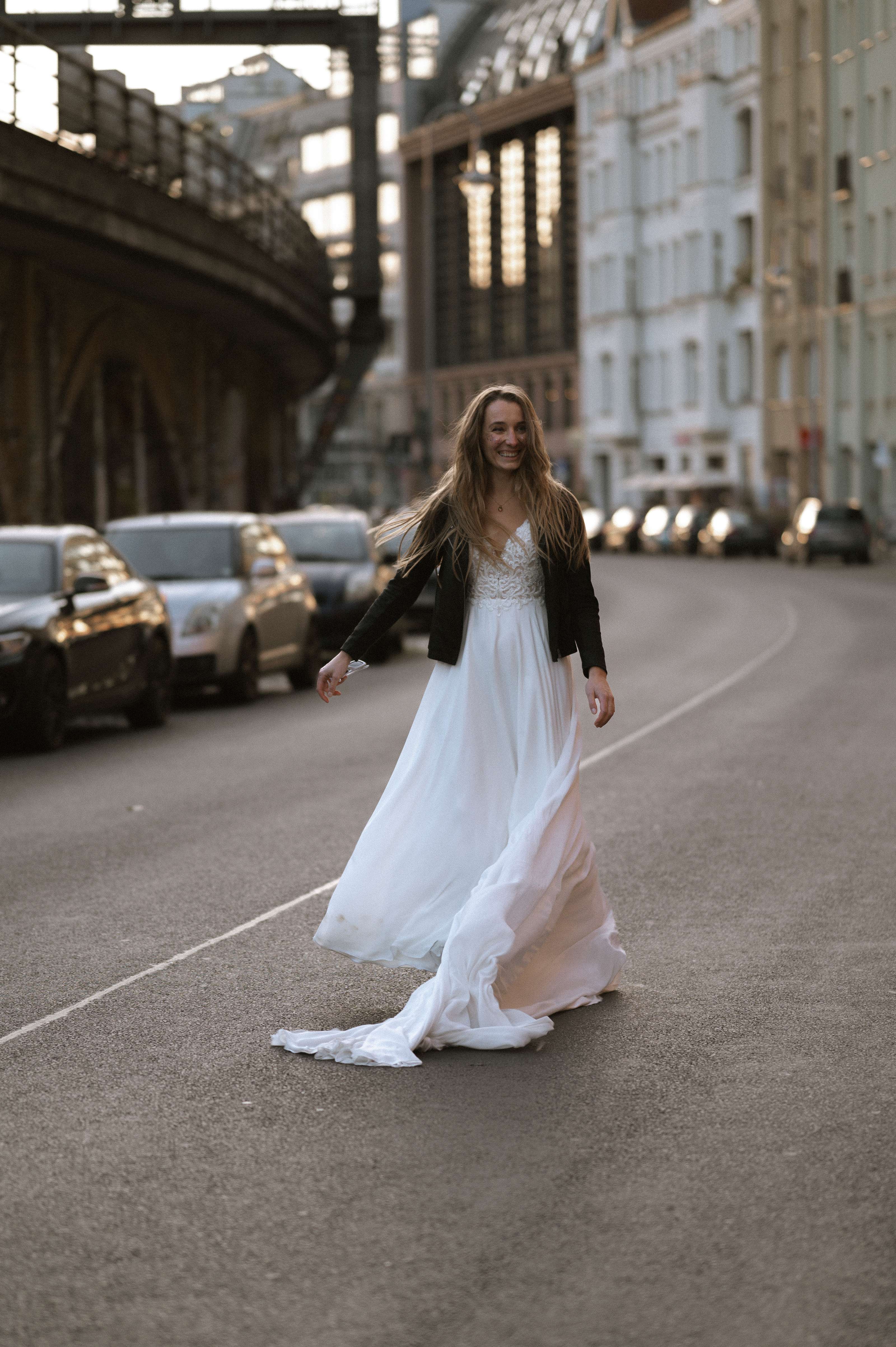 Brud ler og koser seg