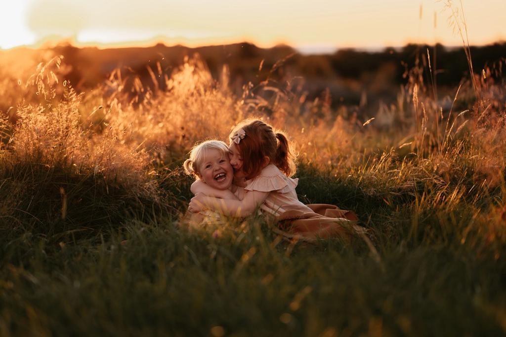 To søte jenter i solnedgang - Familiefotograf i Lillestrøm
