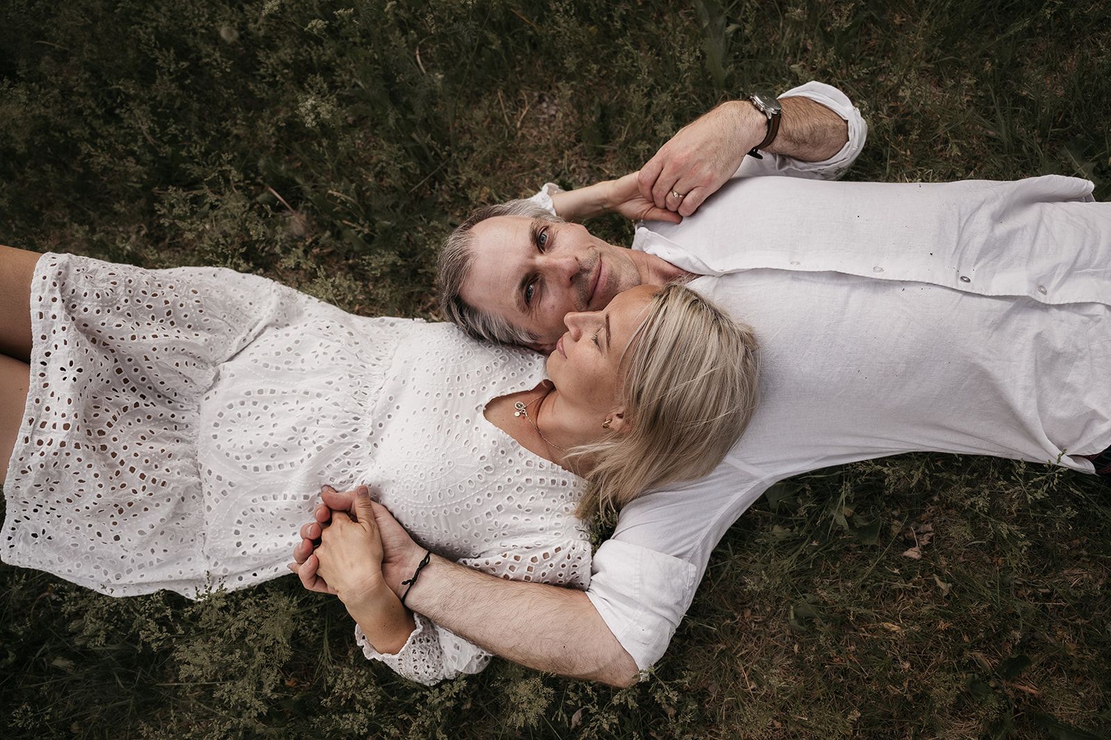 Forlovelsesfotografering med sporty brudepar