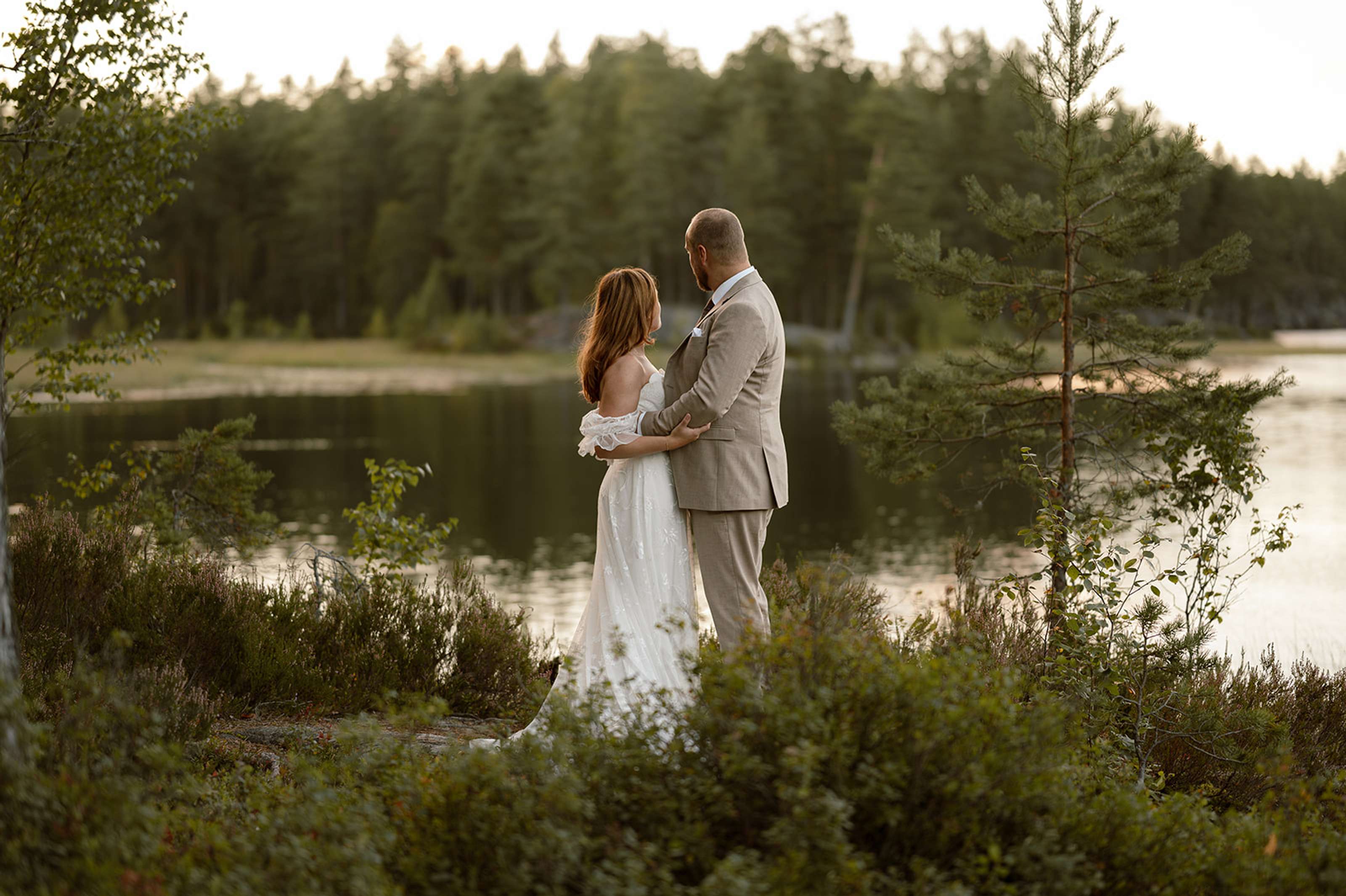 Forelsket brudepar i solnedgang