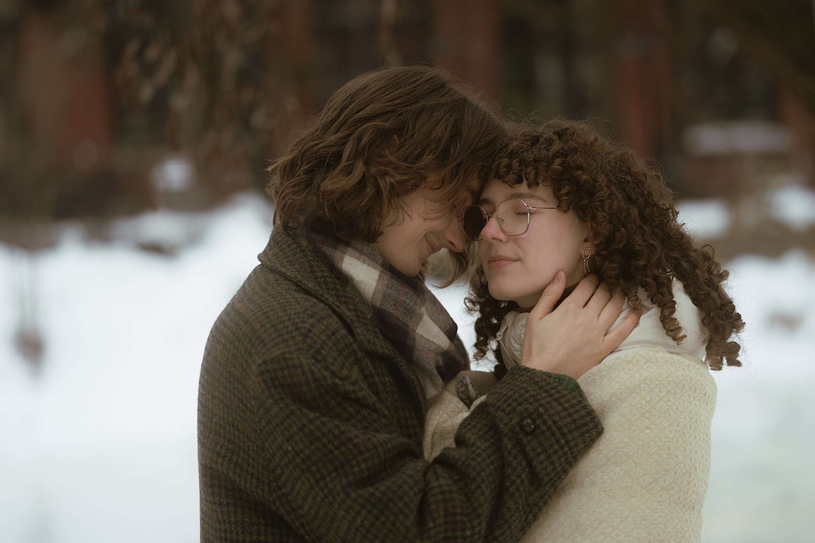 Kjærestepar på forlovelsesfotografering