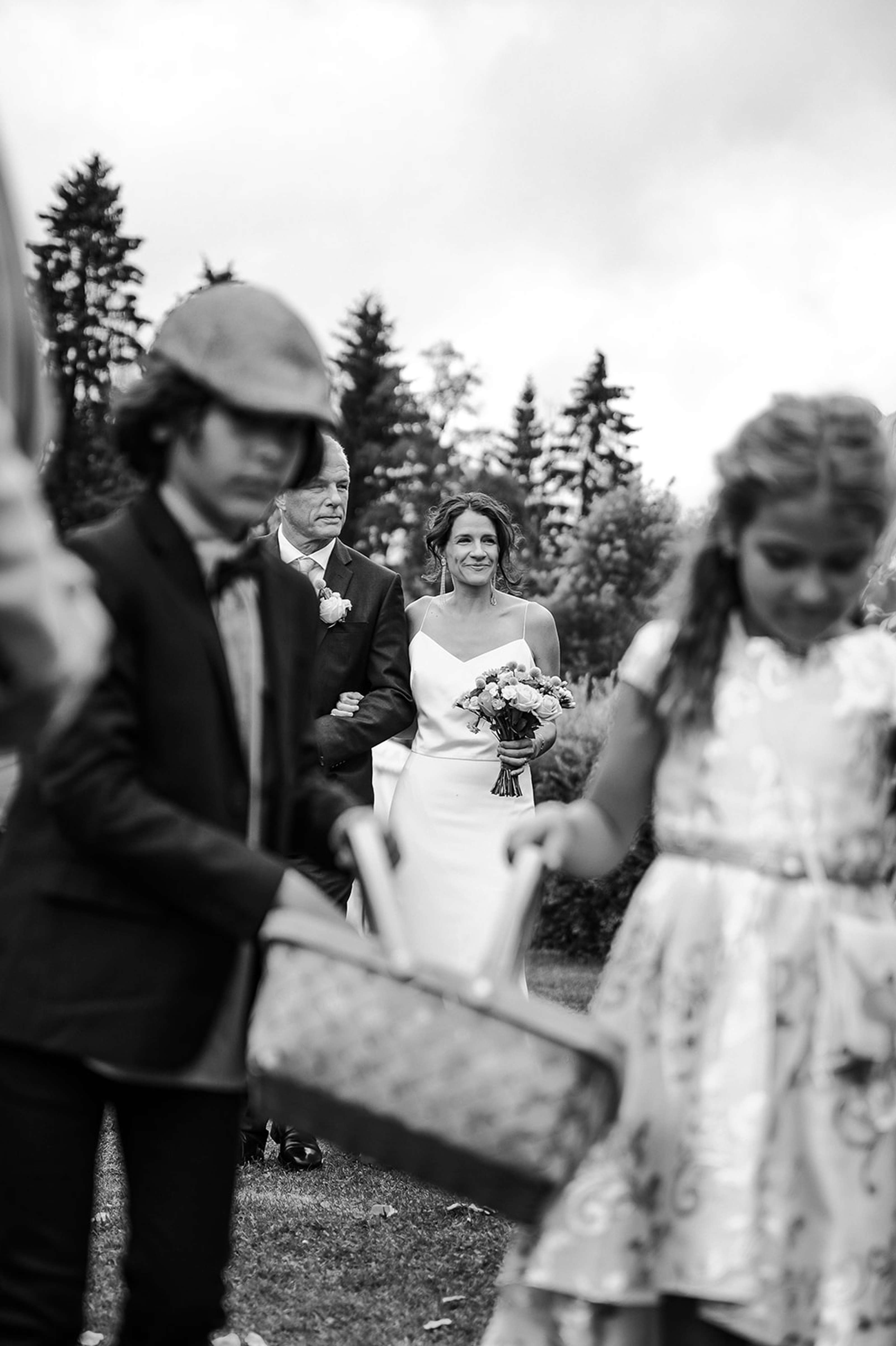 Brud på vei ned midtgangen i utevielse