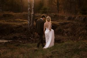 Forelsket brudepar på bryllupsdagen i solnedgang i Oslo Lillestrøm