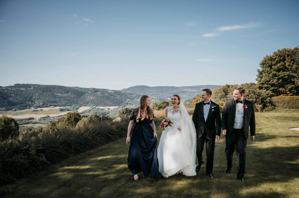 Bryllupsfotograf - Fotostorie - Forlovere og brudepar går bortover