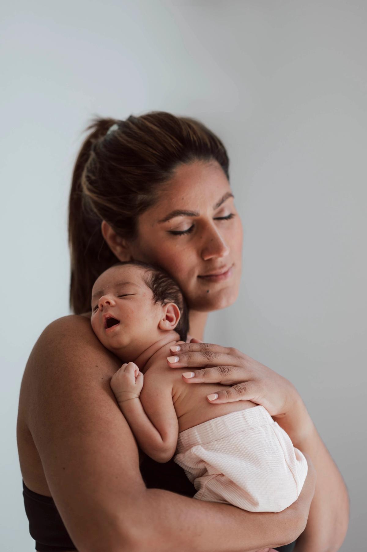 Nyfødtfotografering hjemme hos kunde med naturlig lys - Nyfødt baby og mamma