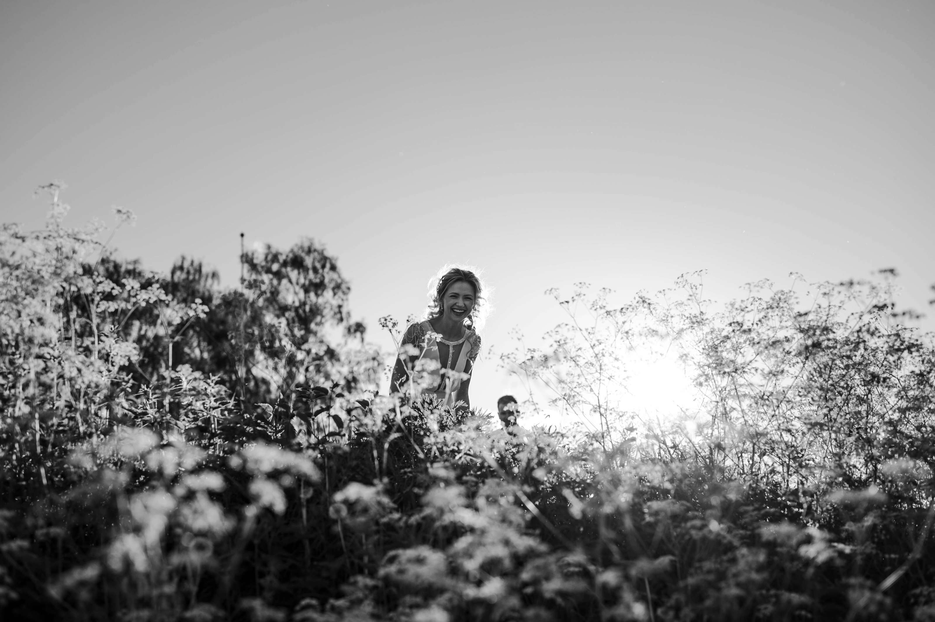 Bryllupsfotograf - Fotostorie - Brudepar i blomstereng