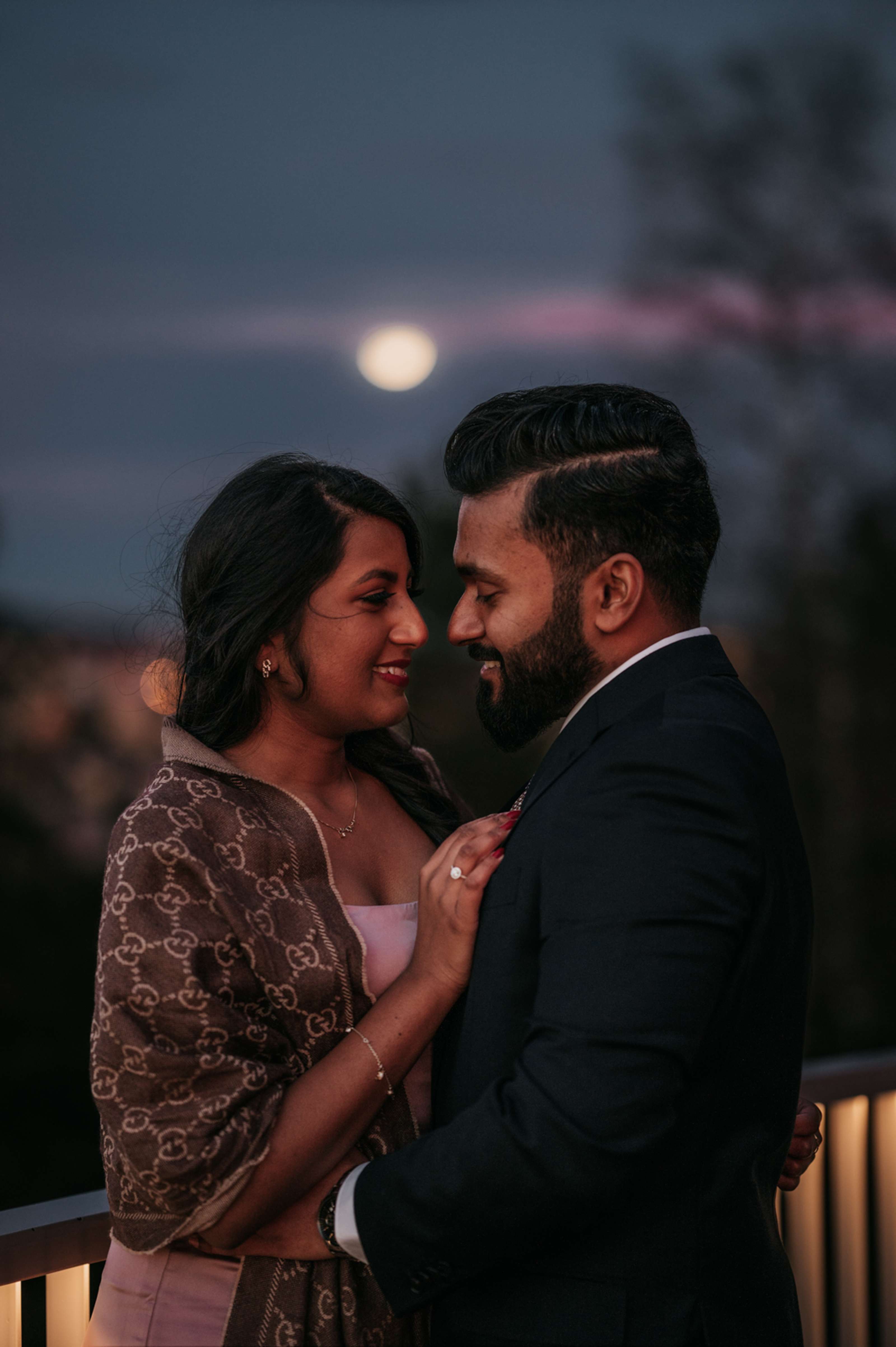 Forlovelsesfotografering i måneskinn på Ekeberg