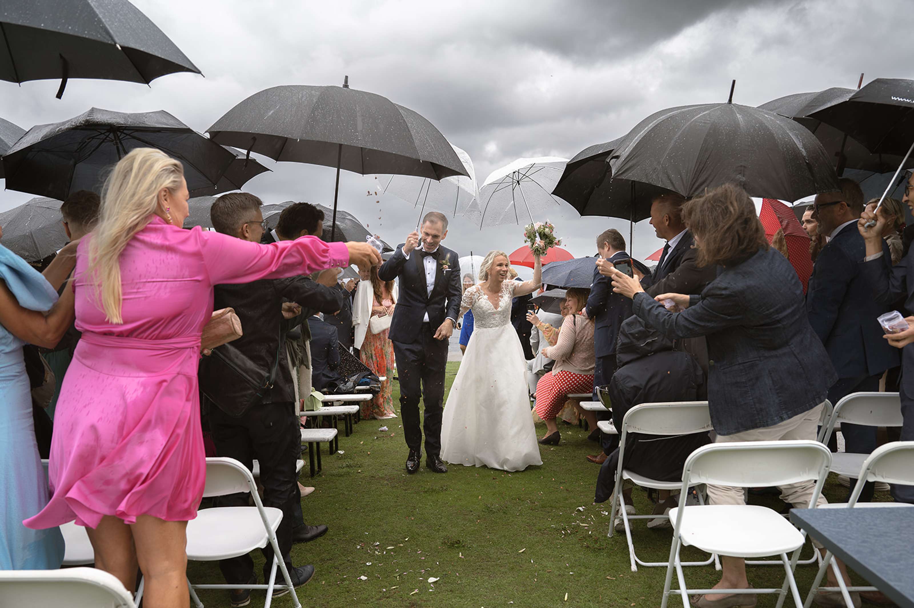 Regnet under utevielsen satt ingen demper på stemningen