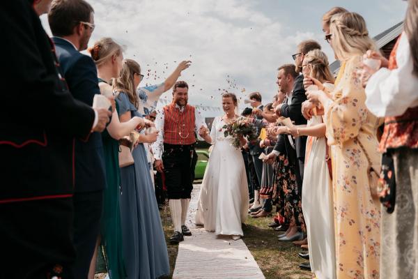 Brudeparet ankommer festen - Bryllupsfotograf i Lillestrøm