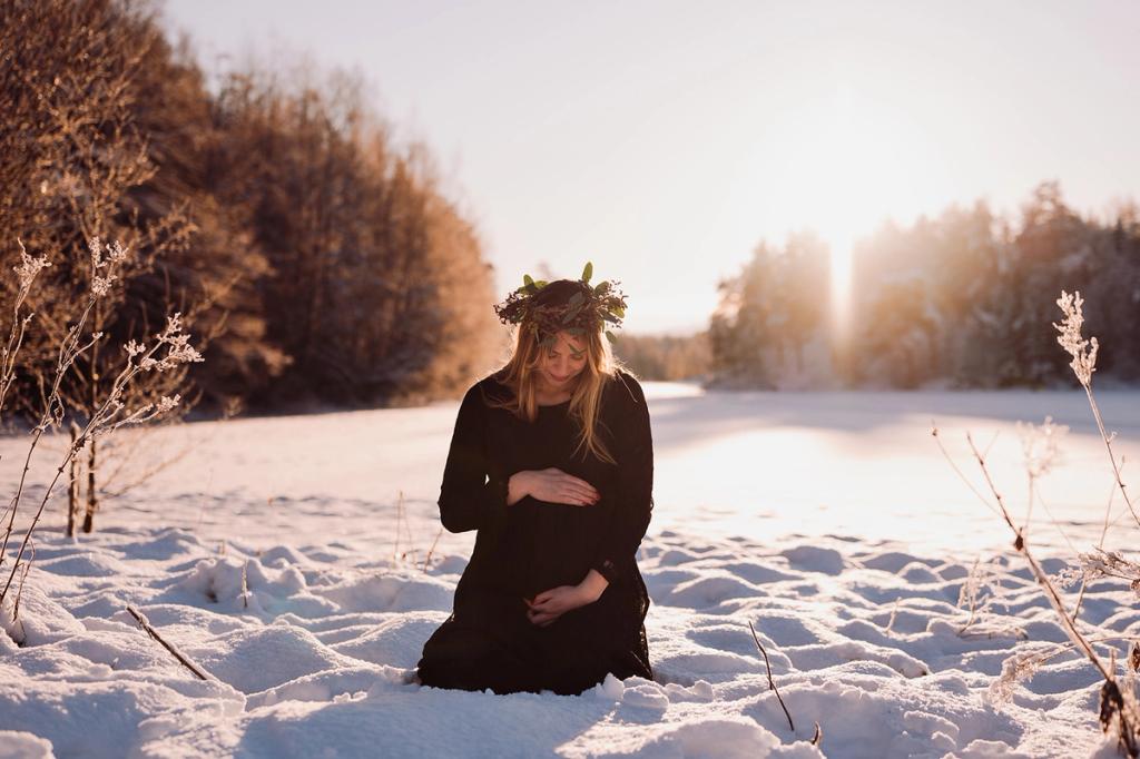 Gravid kvinne i snøen i solnedgang - 12 dager igjen til termin