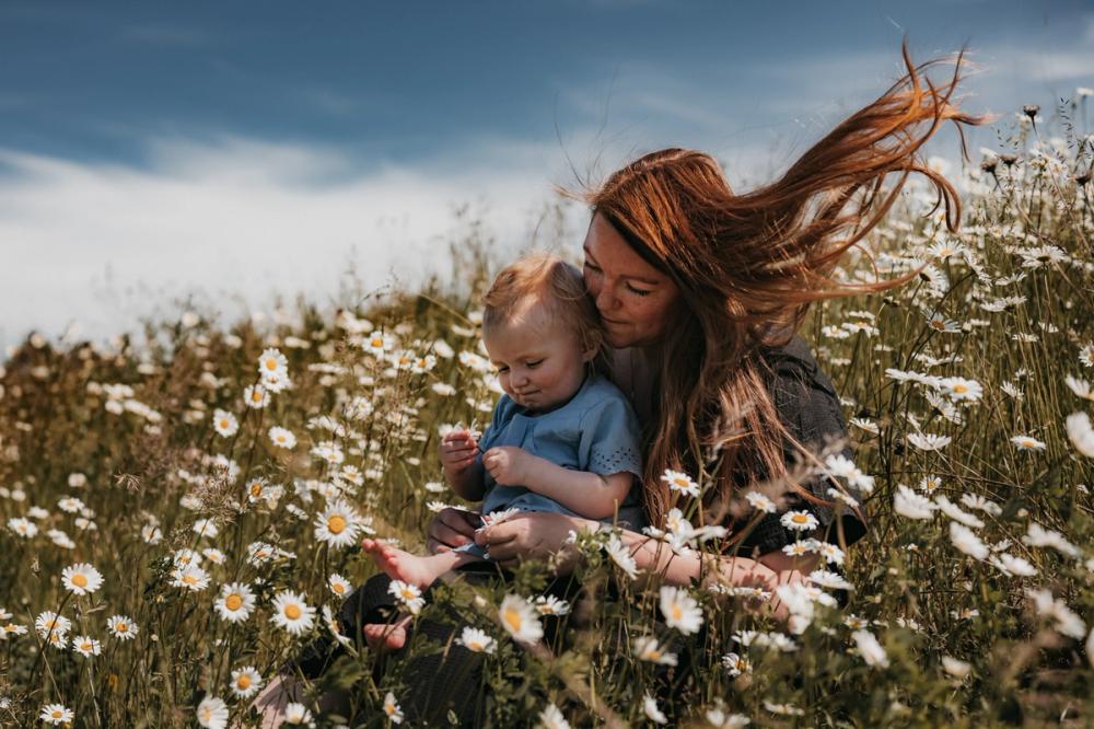Mor og datter i blomstereng
