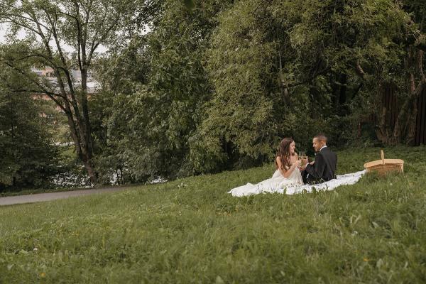 Piknik under bryllupsfotograferingen