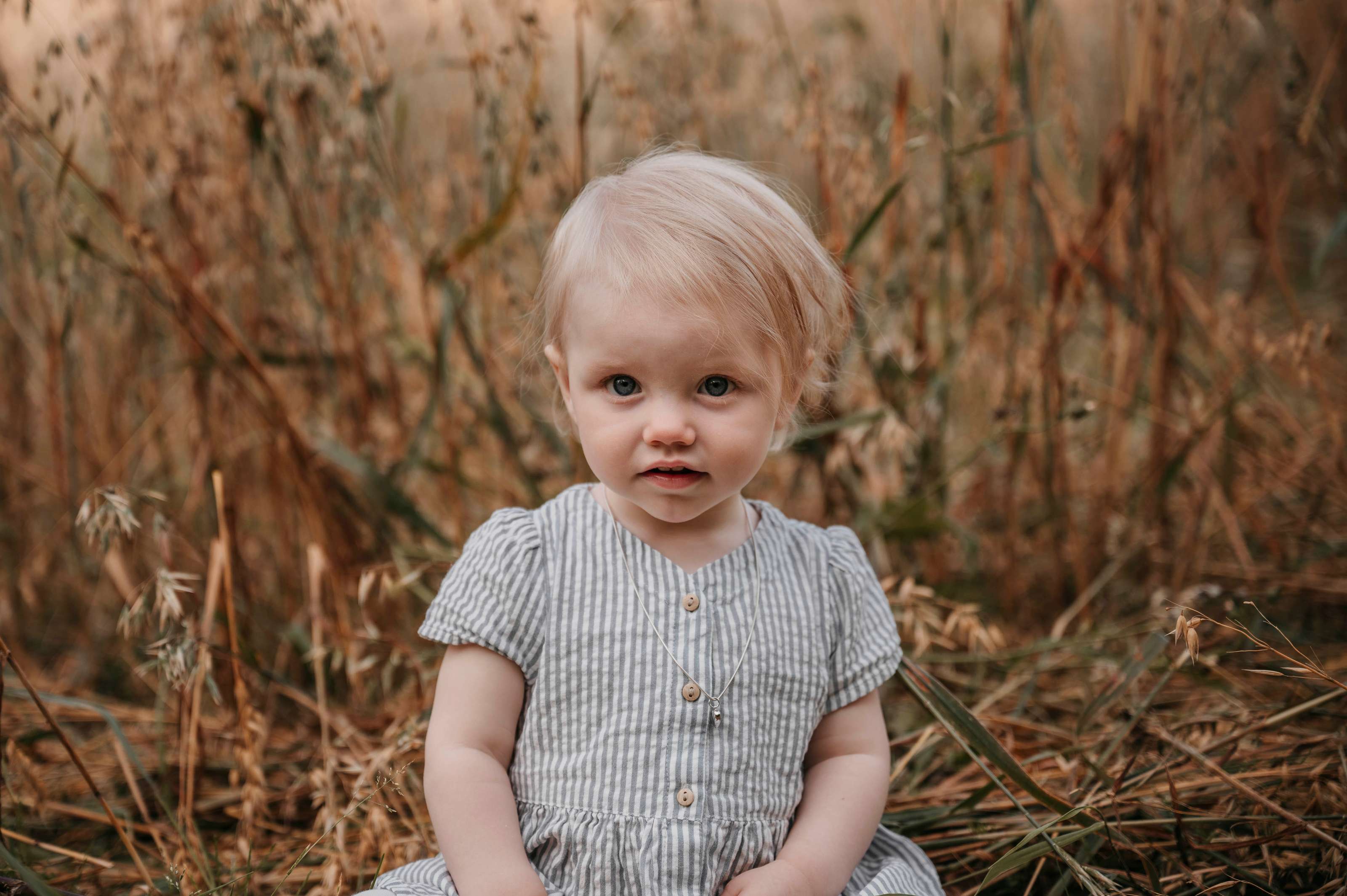 Familiefotograf - Fotostorie Taran Gjøystdal - Liten jente i åker