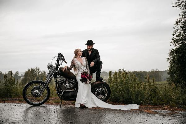 Rocka og edgy brudepar på motorsykkel