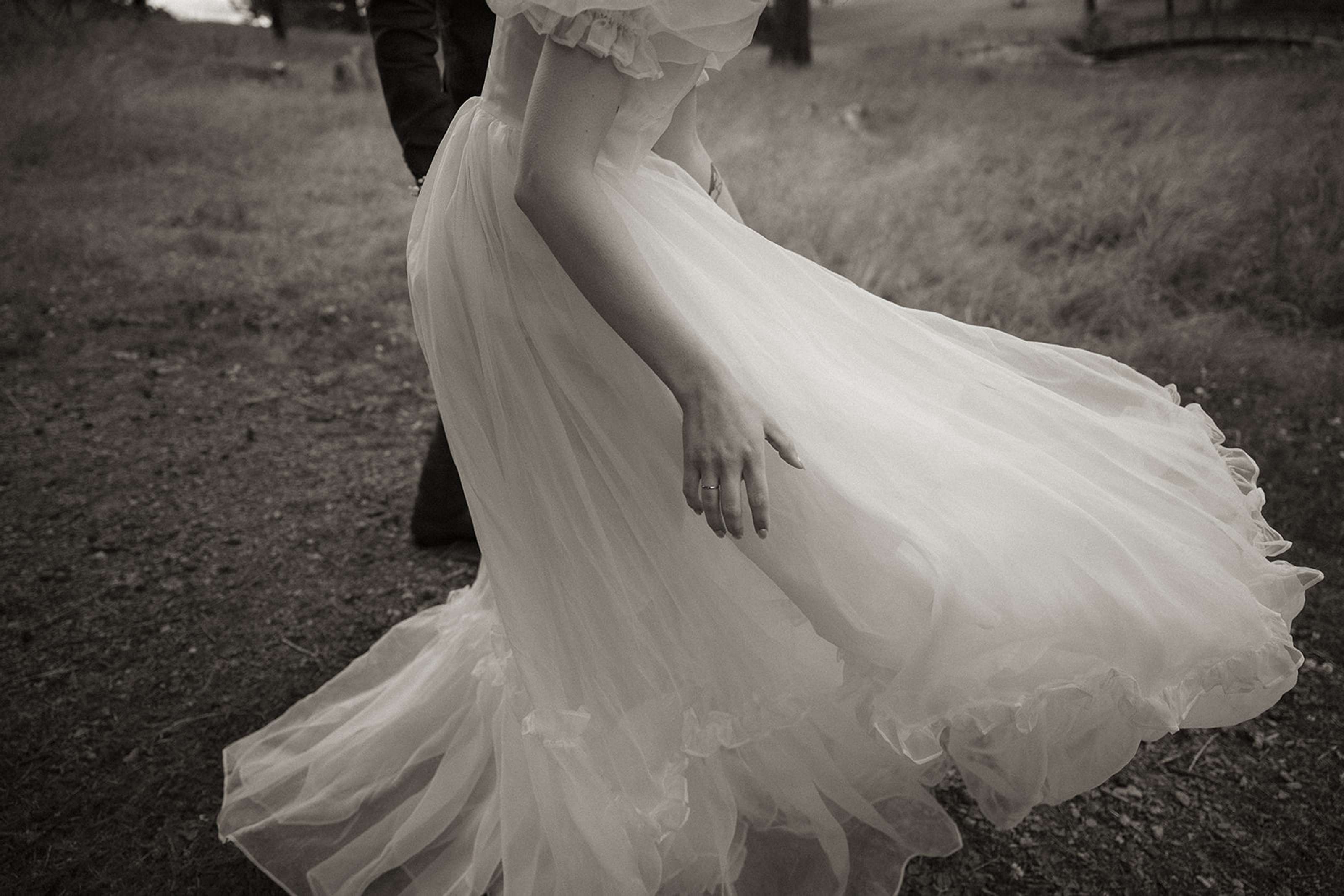 Kjolen til bruden blåser i vinden