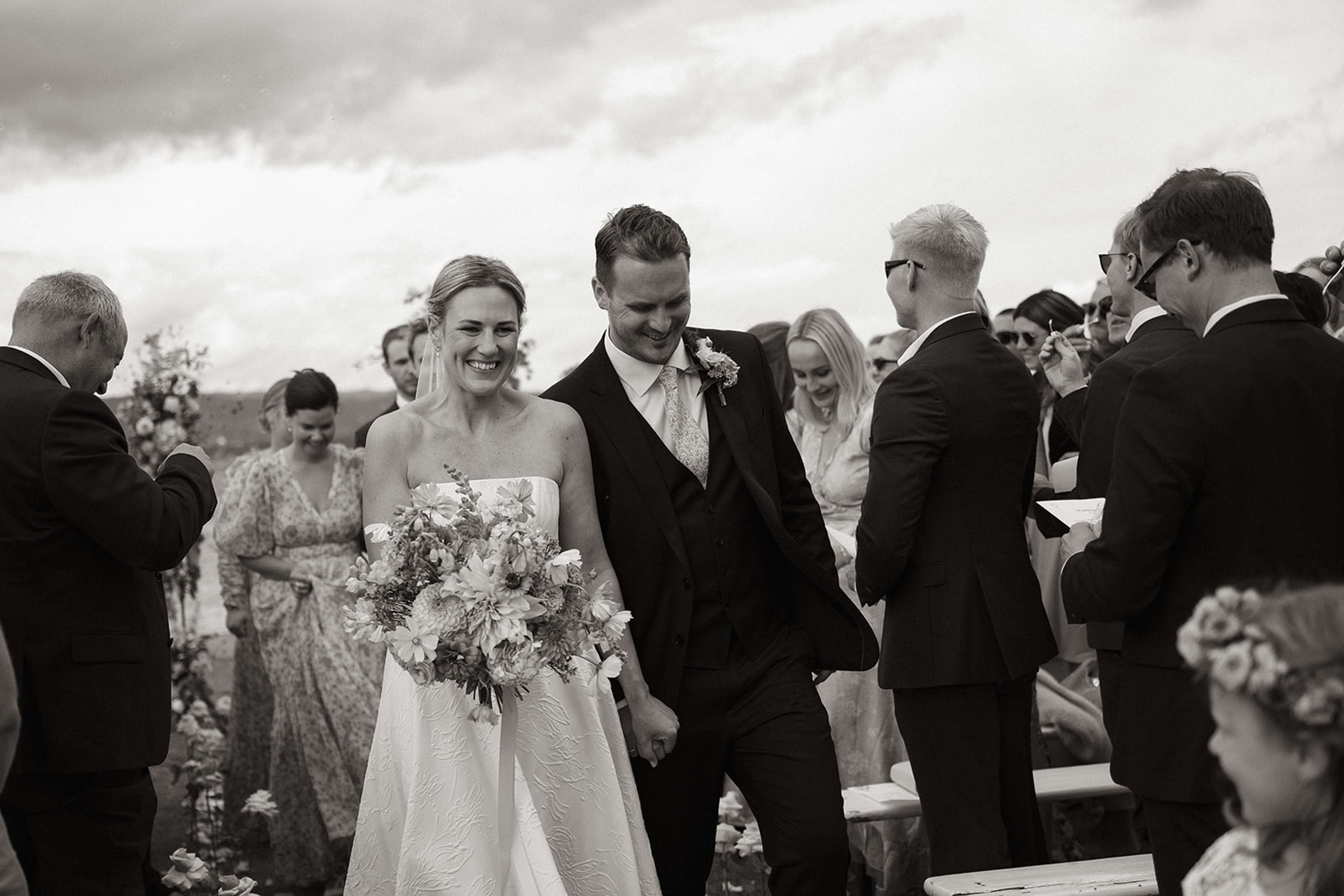 Nygift brudepar på vei ut fra vielse