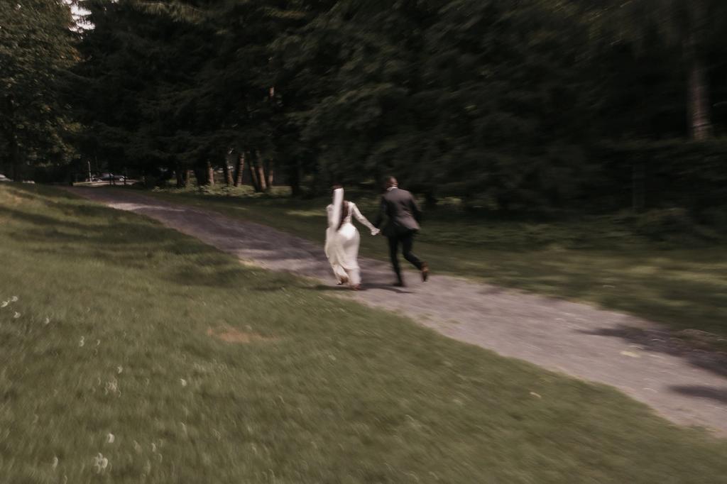 Brudepar løper
