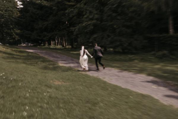Brudepar løper for å rekke vielsen