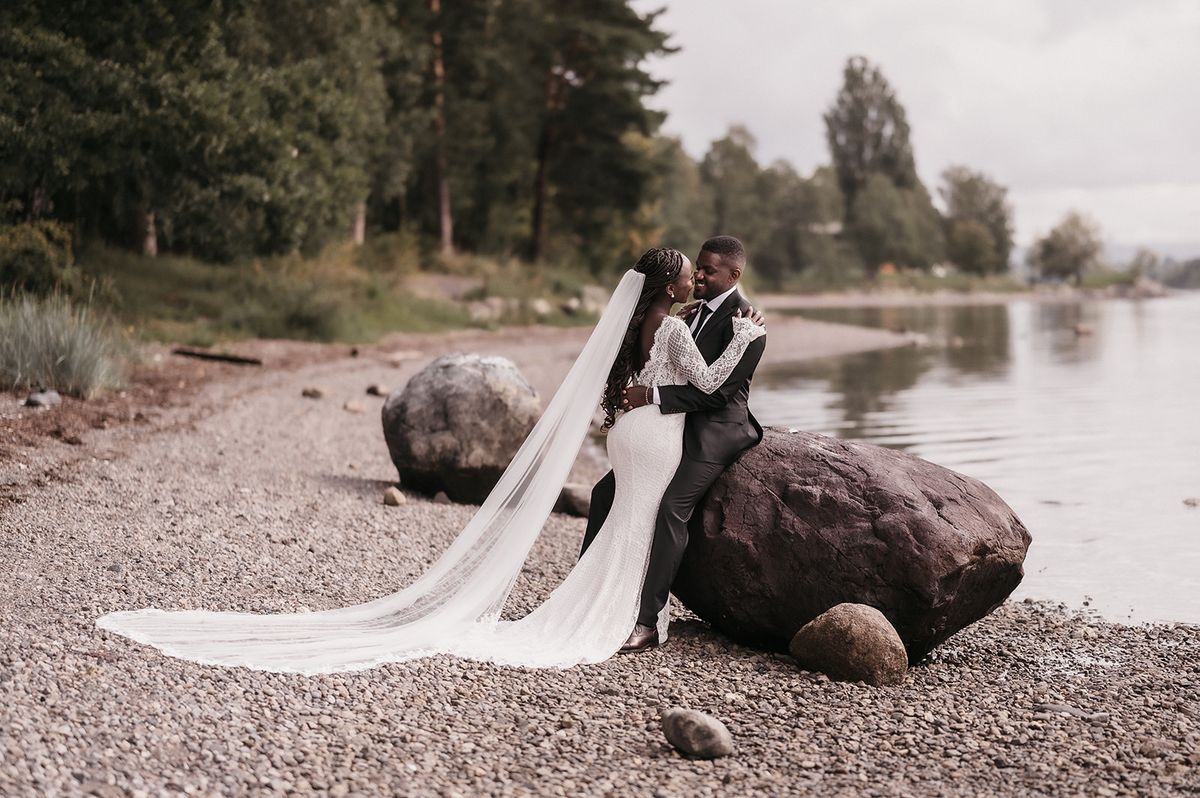 Nydelig brudepar ved vannet 