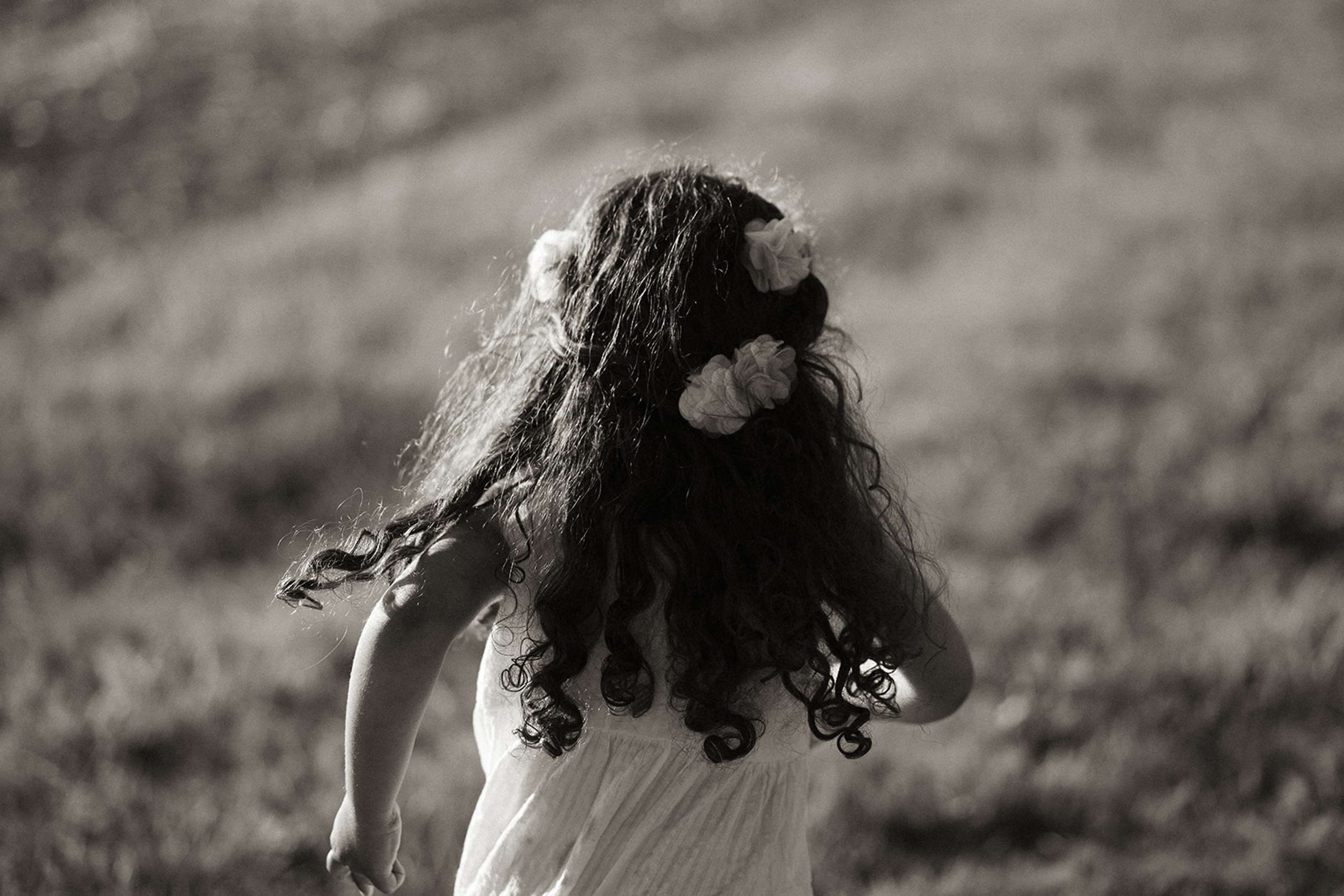 Kaos og kos på familiefotografering i solnedgang