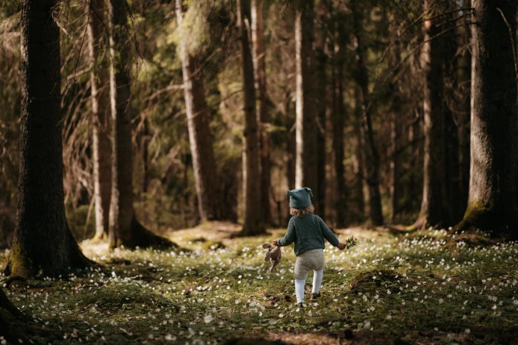 Søt liten gutt i eventyrskogen med hvitveis på bakken - Familiefotograf i Lillestrøm