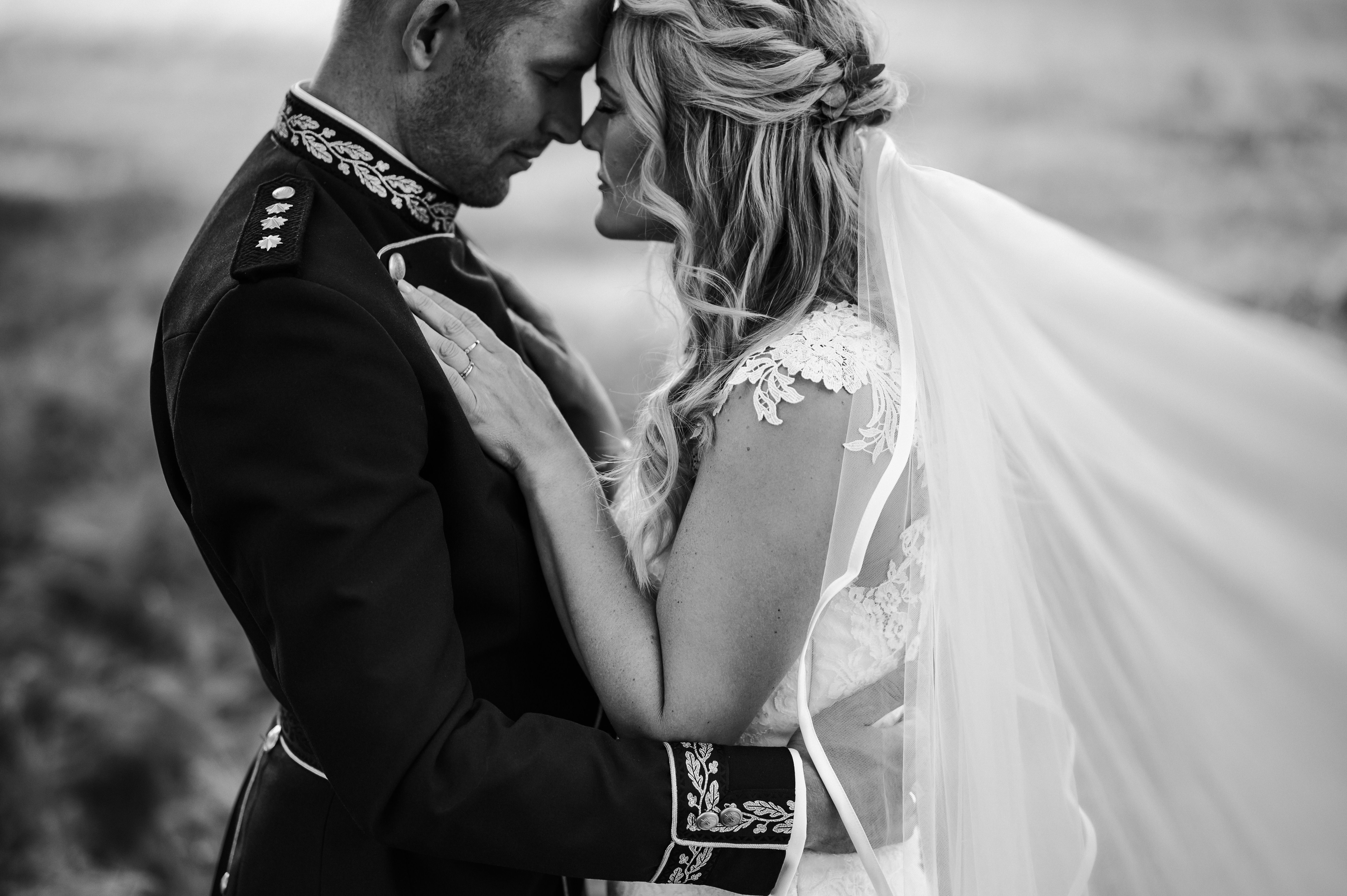 Nydelig brudepar på bryllupsdagen - Bryllupsfotograf i Lillestrøm