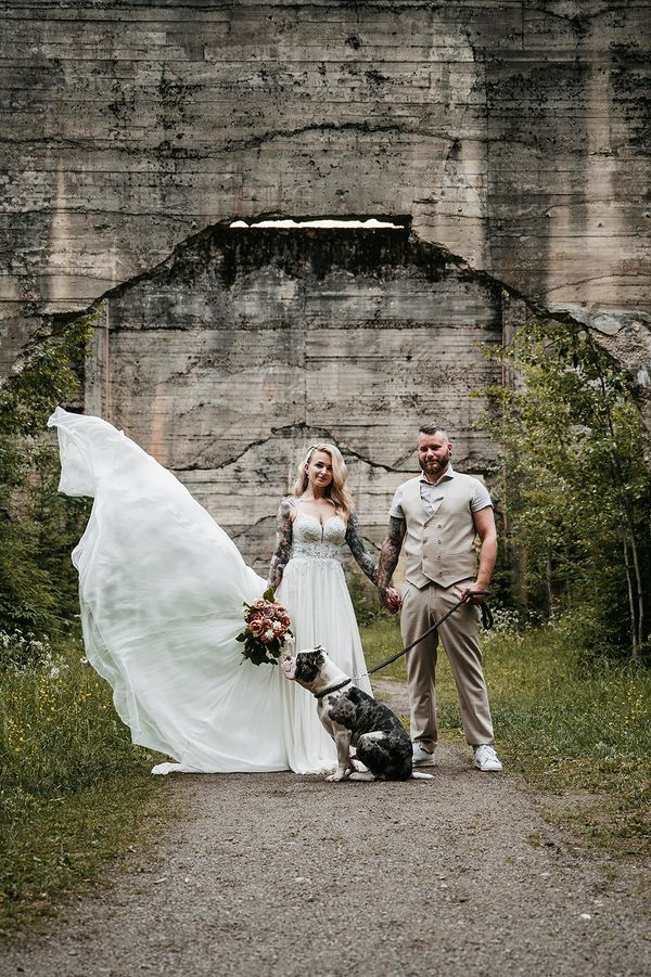 Brudepar med hund på bryllupsfotografering