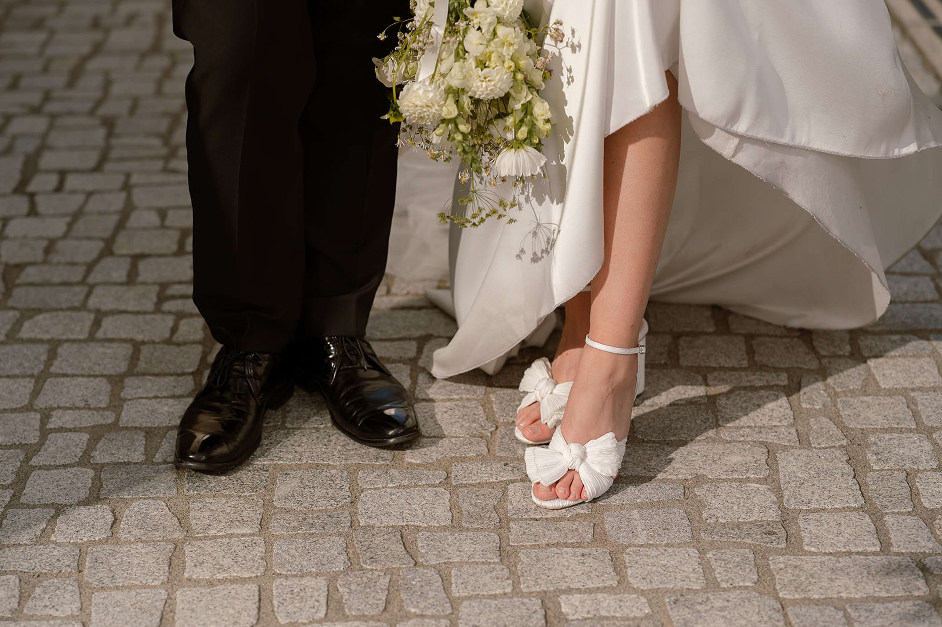 Detaljebilde av brudeparets sko