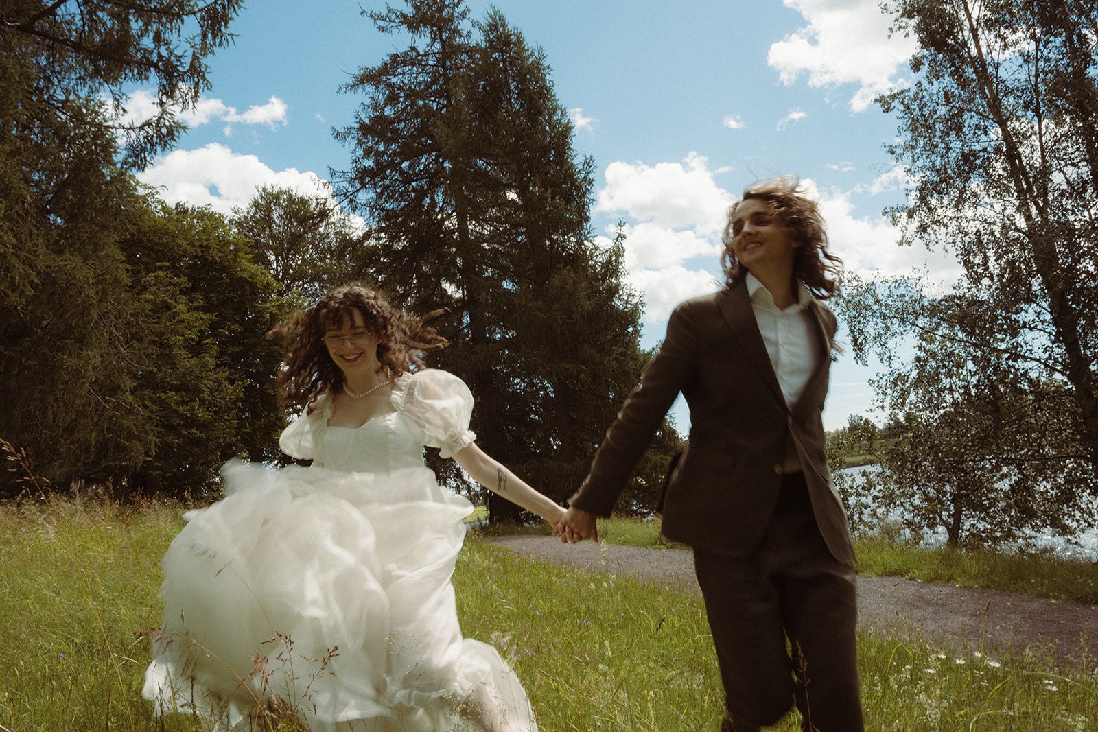 Brudepar som løper i enga