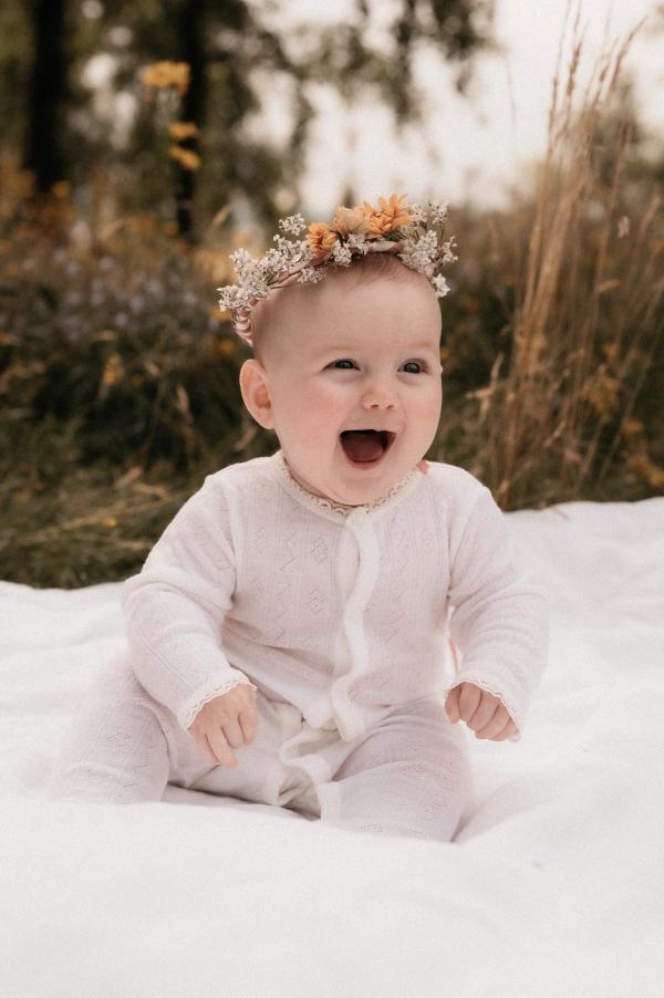 Familiefotograf - Fotostorie - Liten familie med baby som ler i lufta