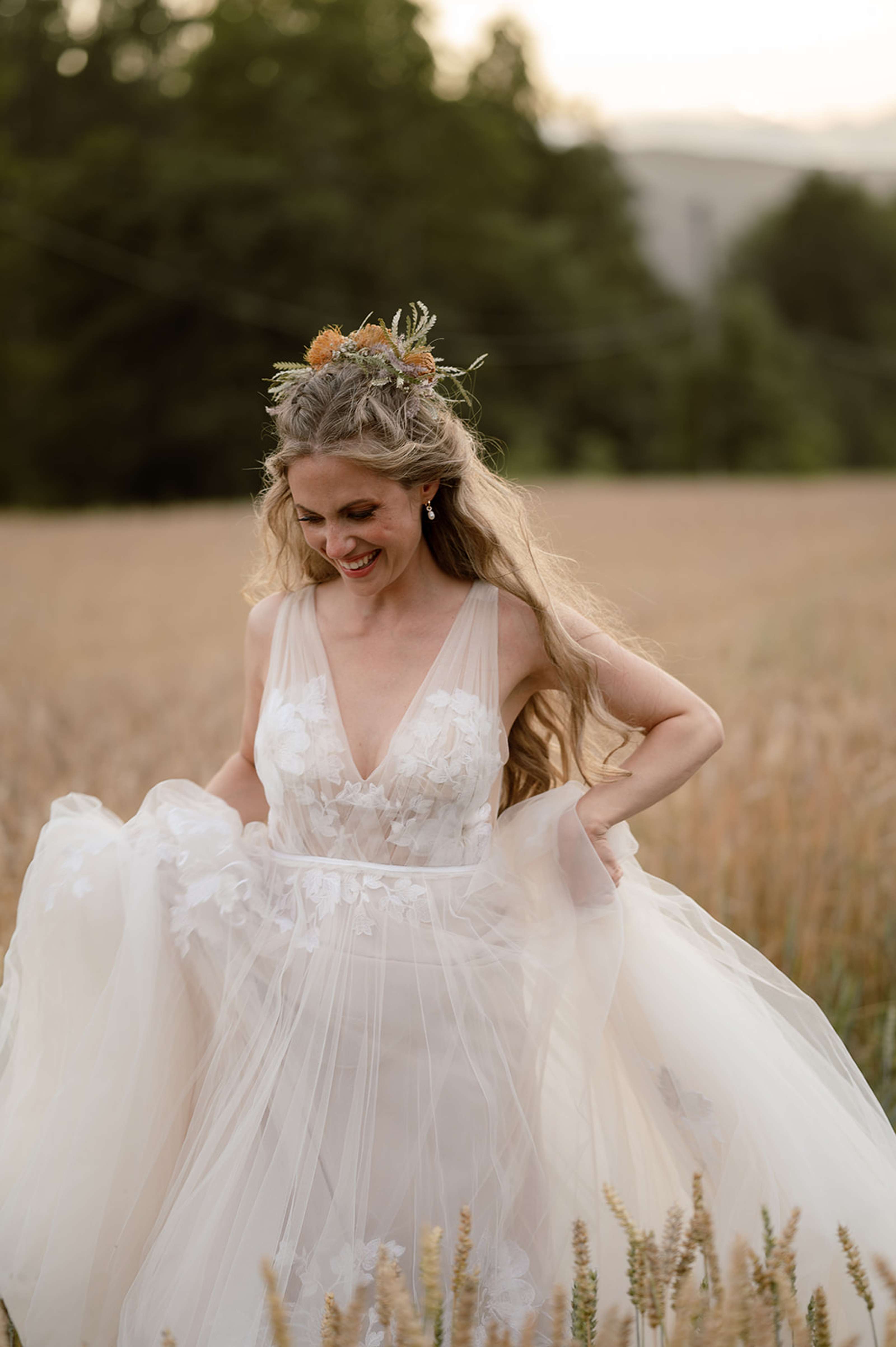 Nydelig brud i enga i solnedgang