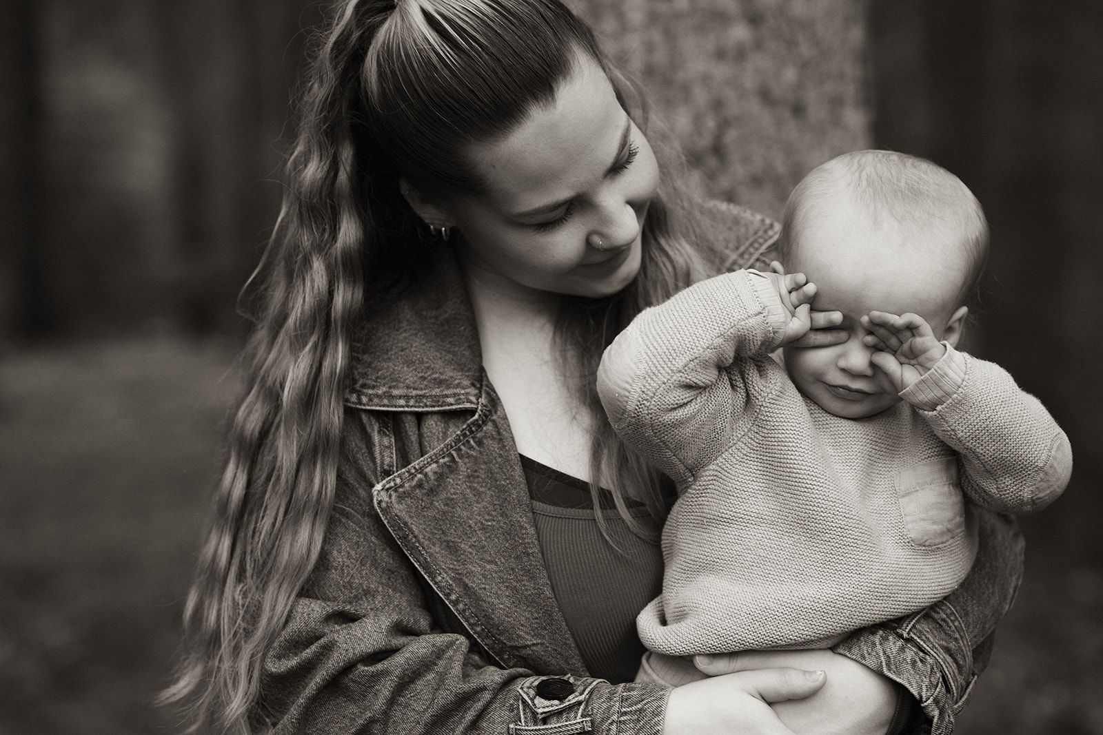 Mor og datter i blomstereng